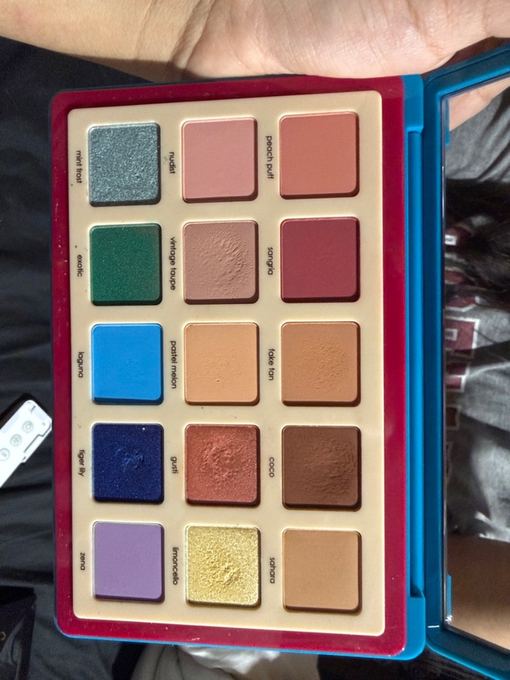 Vibrant 16-Color Eyeshadow Palette - Multicolor Shades